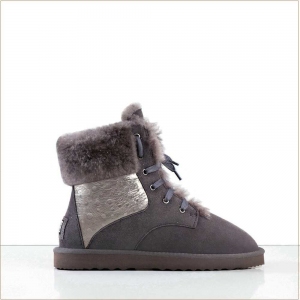 <p>• UGG čizme</p>

<p>• 100 % prirodna najfinija ovčija koža australijskih merino ovaca</p>

<p>• Proizvedene u Australiji</p>

<p>• Dva lica ovčije kože</p>

<p>• Peta je ojačana čime je osigurana trajnost</p>

<p>• Ovčija koža po prirodi drži podalje vlagu pa zato obuća nema mirisa</p>

<p>• EVA + TPR lagan đon</p>

<p>• Peta je oblikovana od antilop kože za vrhunsku udobnost</p>

<p>• 17 cm visina čizme</p>
