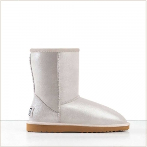 <p>• UGG čizme</p>

<p>• 100 % prirodna ovčija koža australijskih merino ovaca</p>

<p>• Proizvedene u Australiji</p>

<p>• Dva lica ovčije kože</p>

<p>• Peta je ojačana čime je osigurana trajnost</p>

<p>• Ovčija koža po prirodi drži podalje vlagu te stoga obuća nema mirisa</p>

<p>• EVA + TPR lagan đon</p>

<p>• Peta je oblikovana od antilop kože za vrhunsku udobnost</p>

<p>• Mogu se nositi normalno i presavijene i spuštene do članaka</p>

<p>• 21 cm visina čizme</p>
