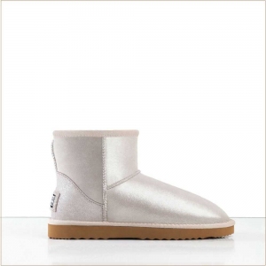 <p>• UGG čizme</p>

<p>• 100 % prirodna ovčija koža australijskih merino ovaca </p>

<p>• Proizvedene u Australiji </p>

<p>• Dva lica ovčije kože </p>

<p>• Peta je ojačana čime je osigurana trajnost</p>

<p>• Ovčija koža po prirodi drži podalje vlagu pa zato obuća nema mirisa </p>

<p>• EVA + TPR lagan đon </p>

<p>• Peta je oblikovana od antilop kože za vrhunsku udobnost </p>

<p>• 14 cm visina čizme</p>
